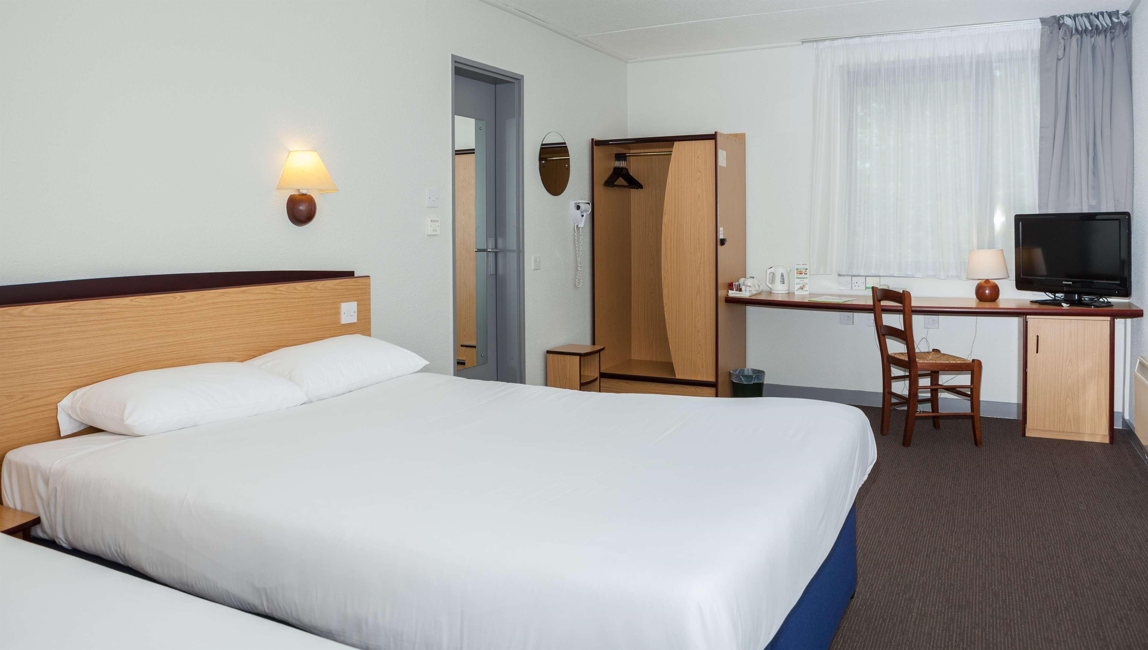Campanile Hotel Дартфорд Экстерьер фото