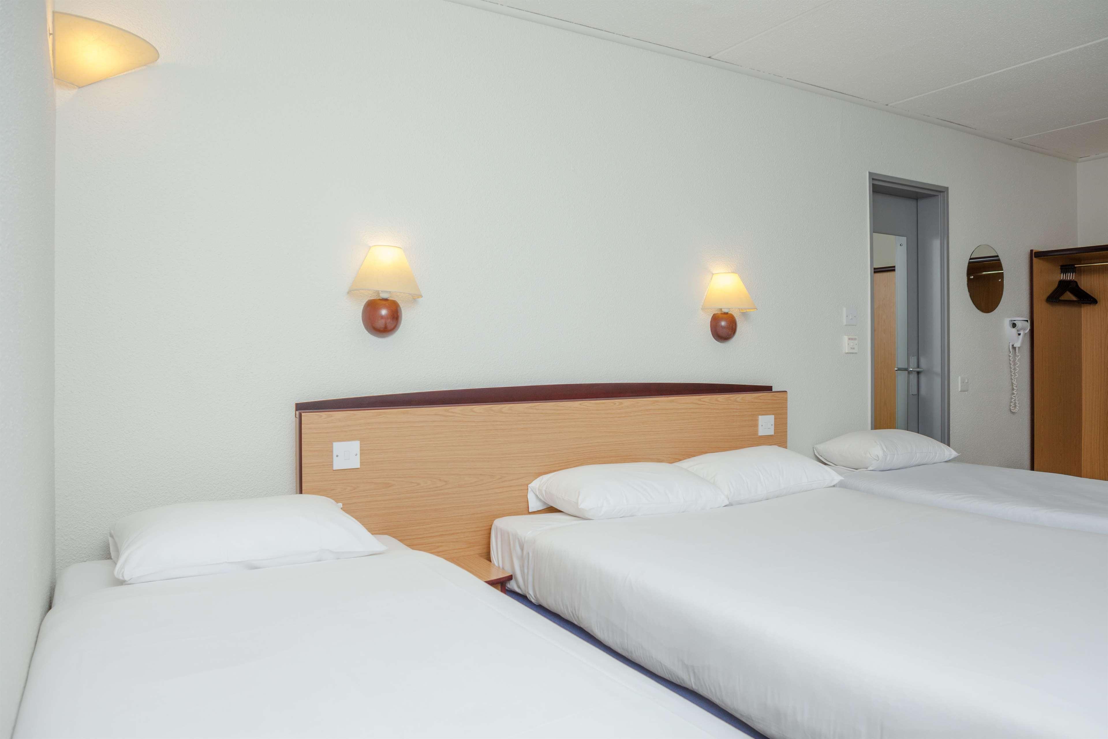 Campanile Hotel Дартфорд Экстерьер фото