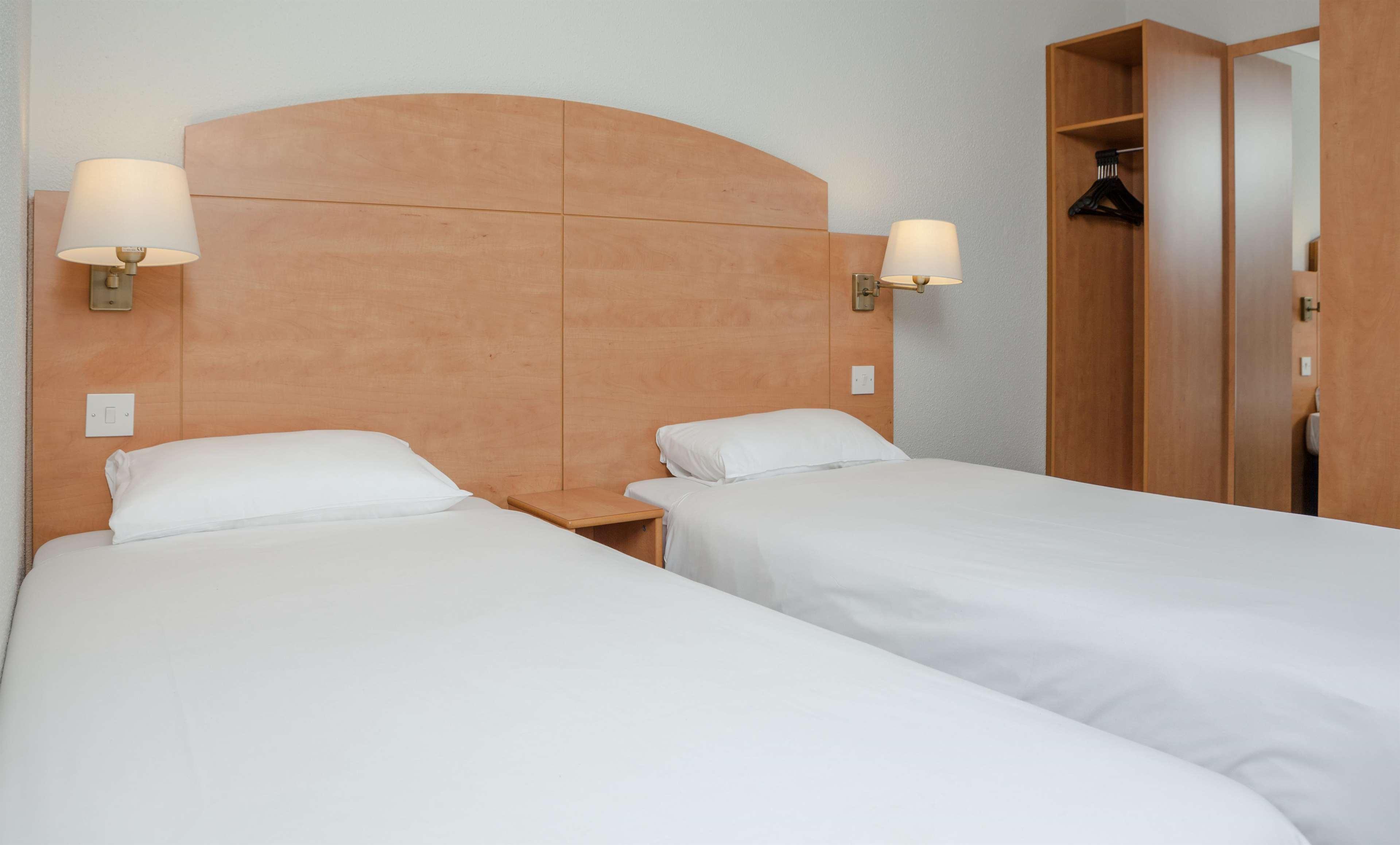 Campanile Hotel Дартфорд Экстерьер фото