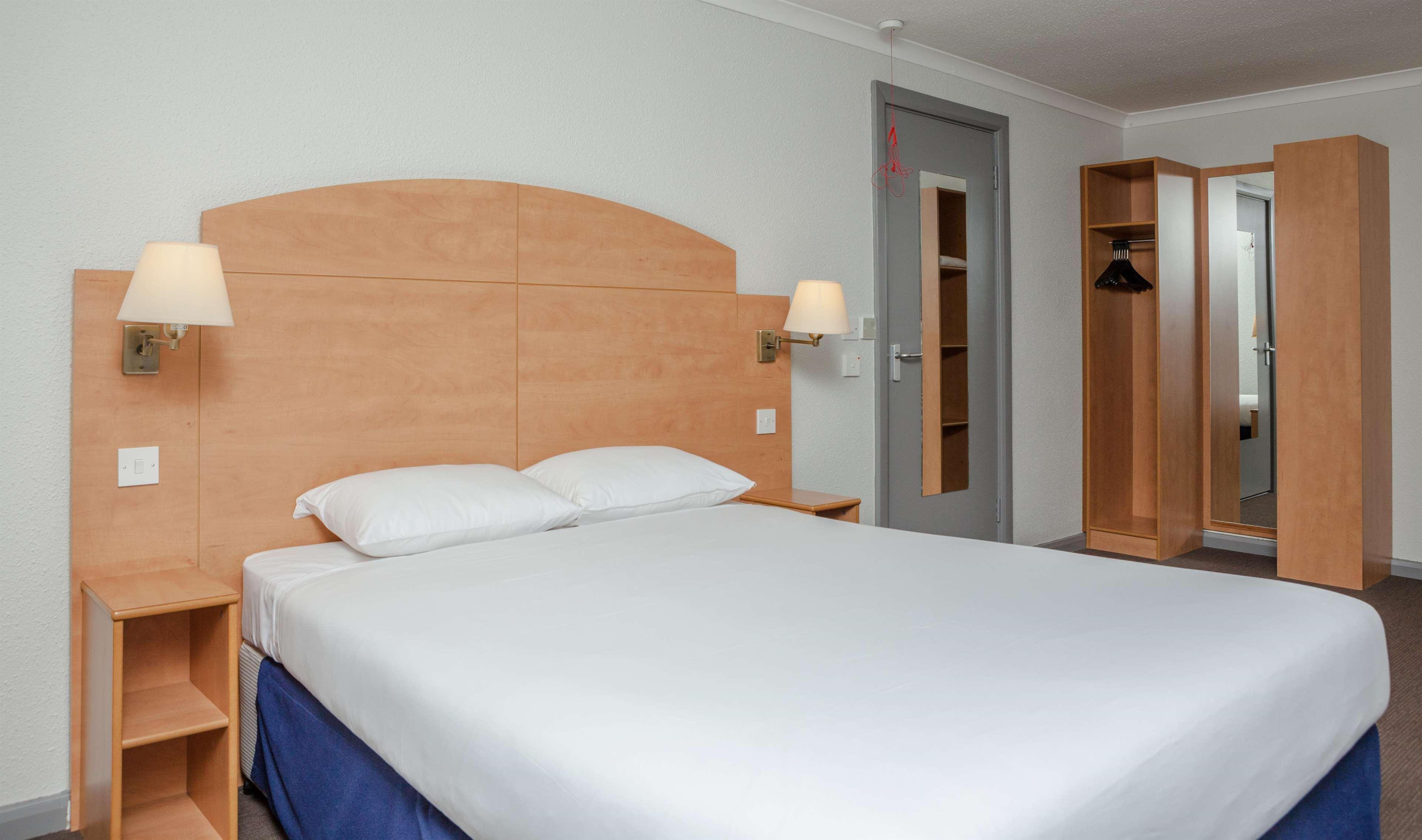 Campanile Hotel Дартфорд Экстерьер фото