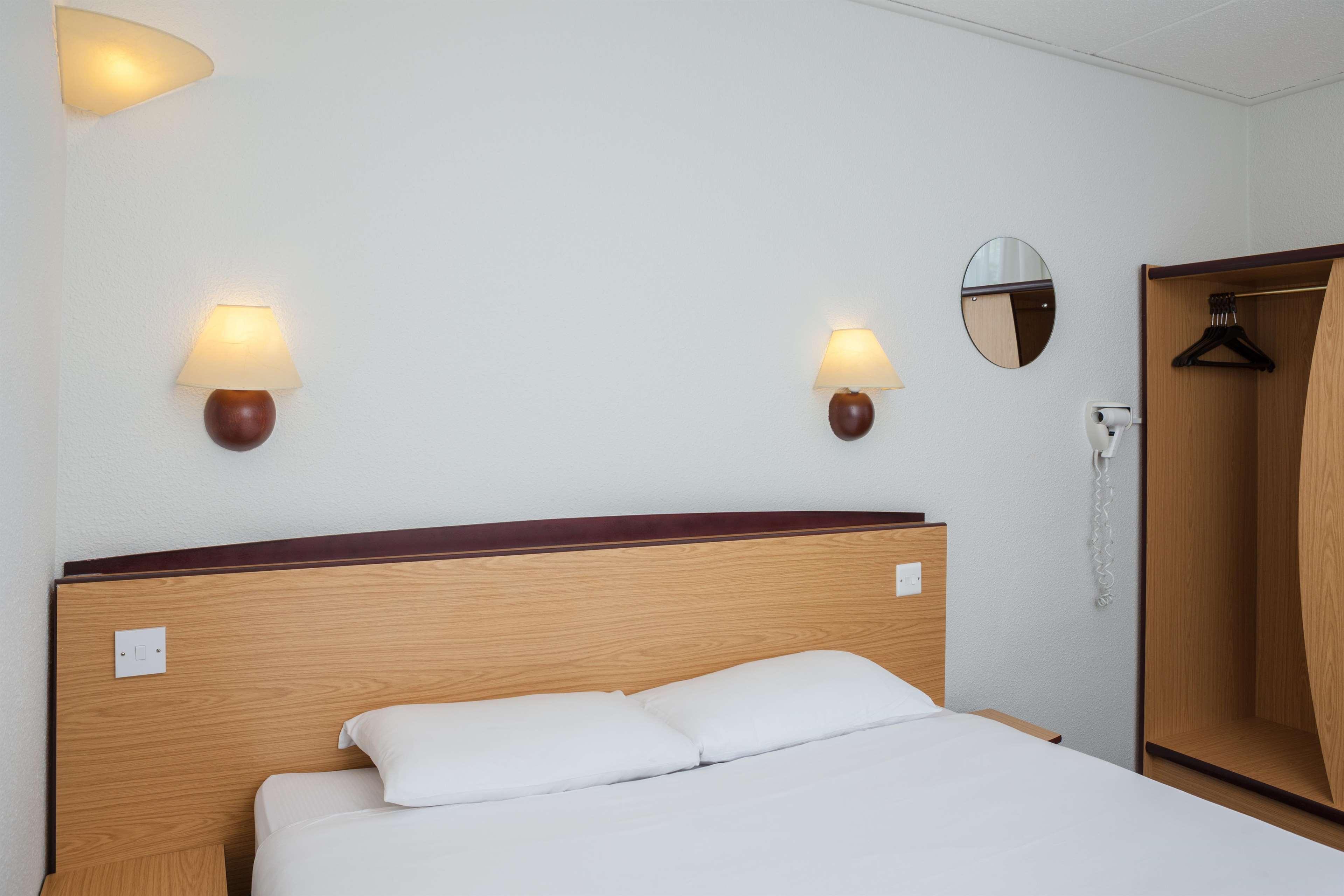 Campanile Hotel Дартфорд Экстерьер фото