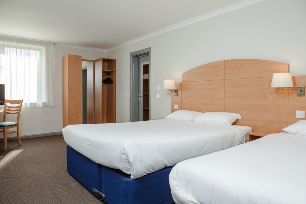 Campanile Hotel Дартфорд Экстерьер фото